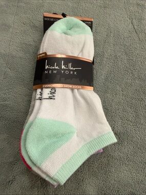 Nicole Miller New York Men’s Cushioned No-Show Athletic Socks in Mint and White